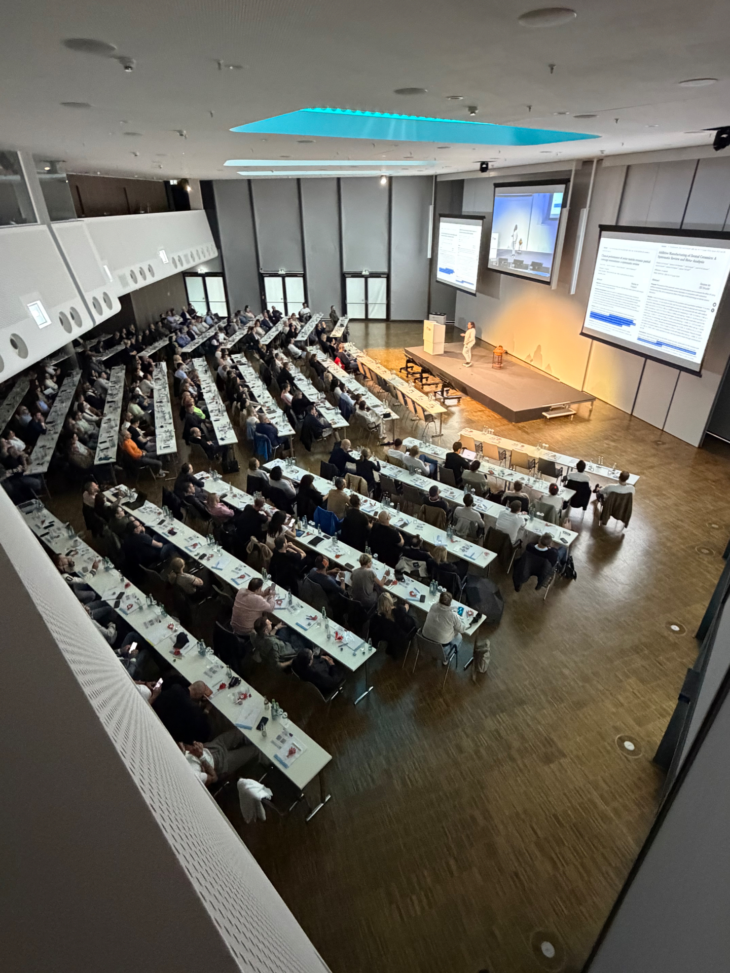Gefüllter Kongresssaal der DENTALEN THEMENWELT
